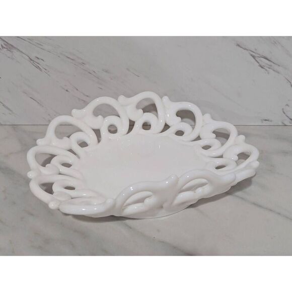 Fostoria Vintage White Milk Glass Folded Fruit Bowl Glassware - Picture 5 of 7